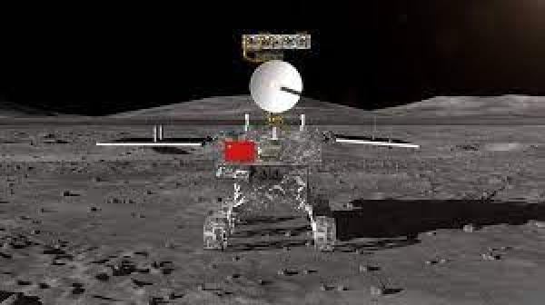 الصين تعيد العينات الصخرية الأولى من الجانب البعيد للقمر